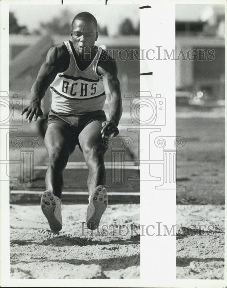 1987 Press Photo Warren Hannan Pinellas County Conference leader track field - Historic Images