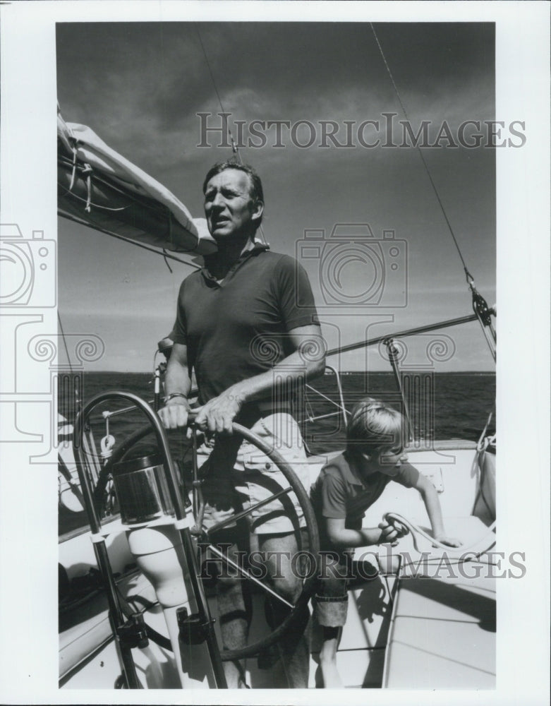 1981 Press Photo Robert MacNeil And Son Willie Sailing In America&#39;s Cup Race - Historic Images