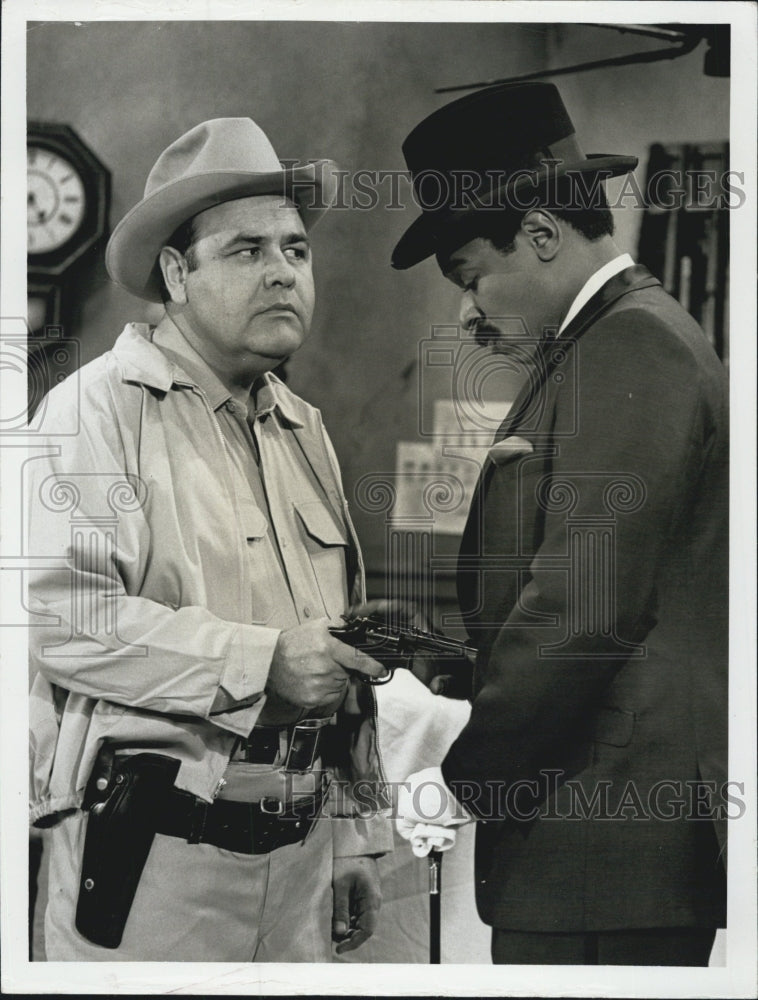 Press Photo Johnathan Winters Actor western holding gun - Historic Images