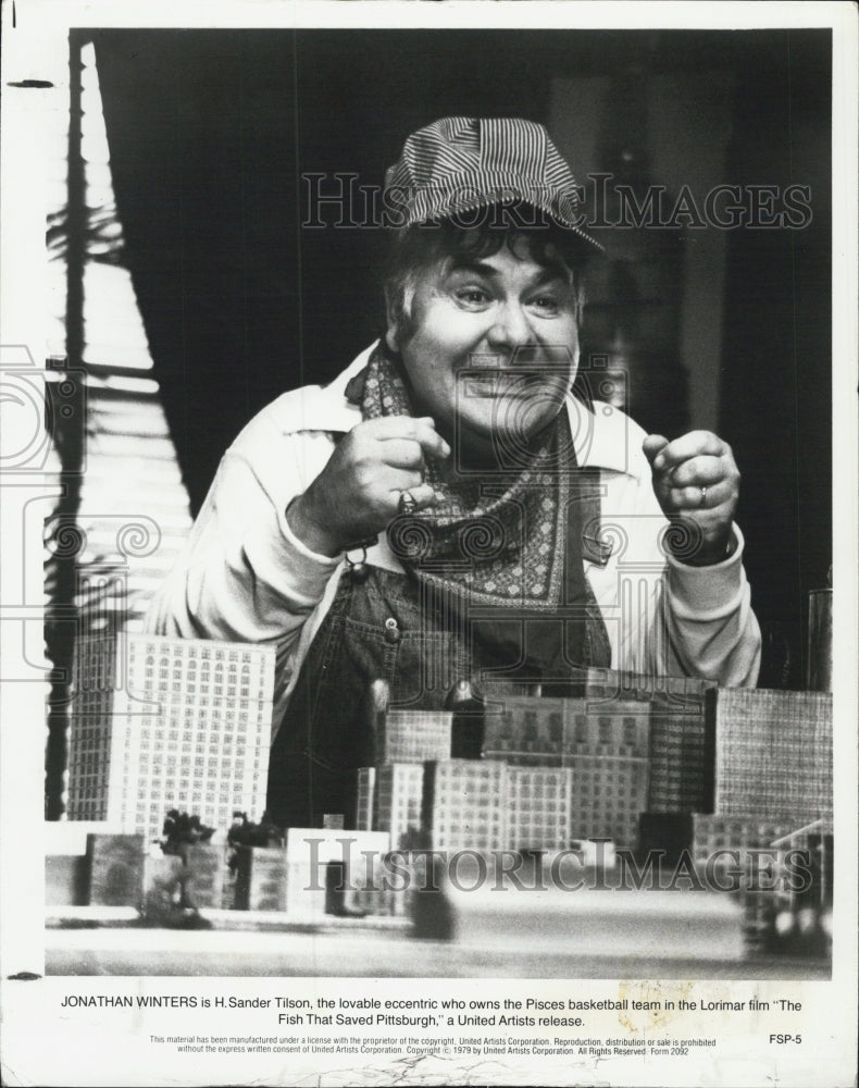 1979 Press Photo Jonathan Winters The Fish That Saved Pittsburgh - Historic Images