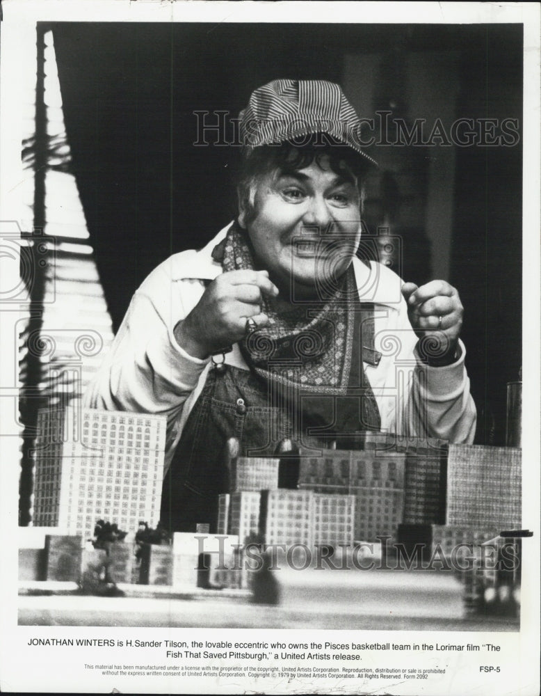 1979 Press Photo Jonathan Winters The Fish That Saved Pittsburgh - Historic Images