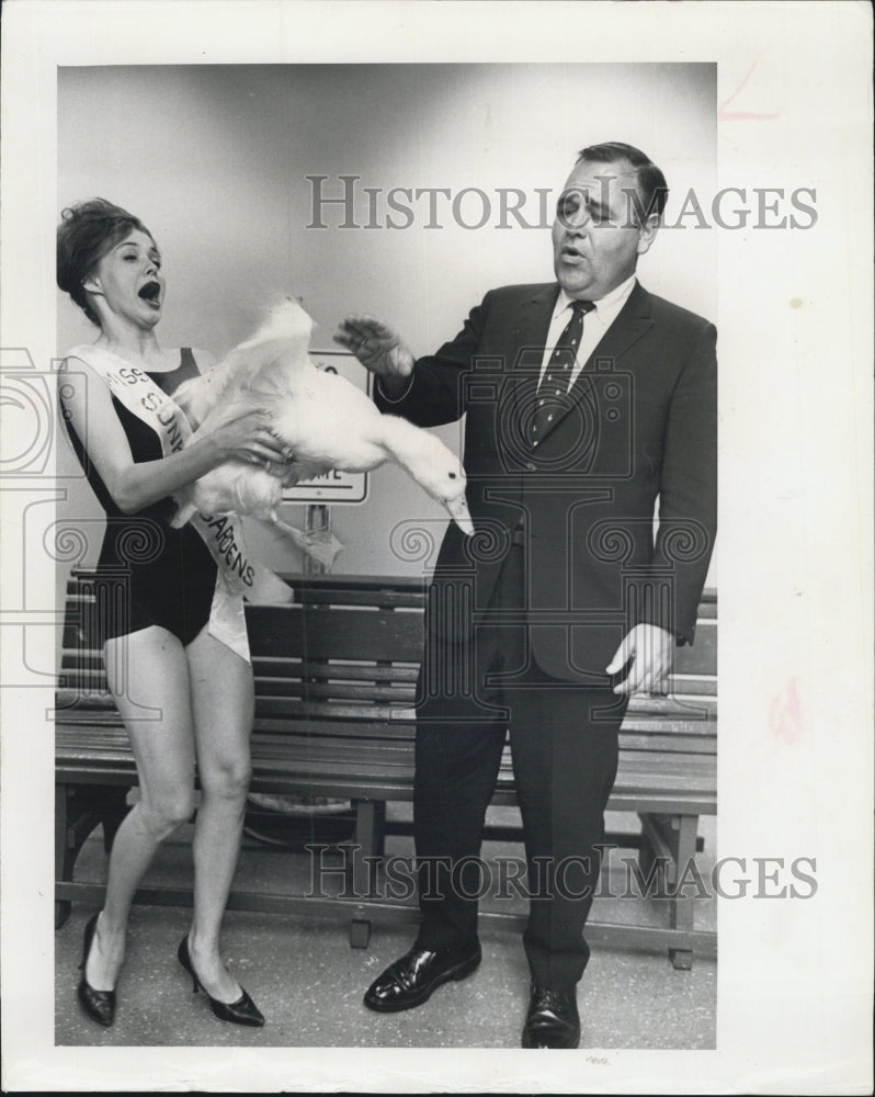 1965 Press Photo Lana Sloninger Miss Sunken Gardens comedian Jonathan Winters - Historic Images