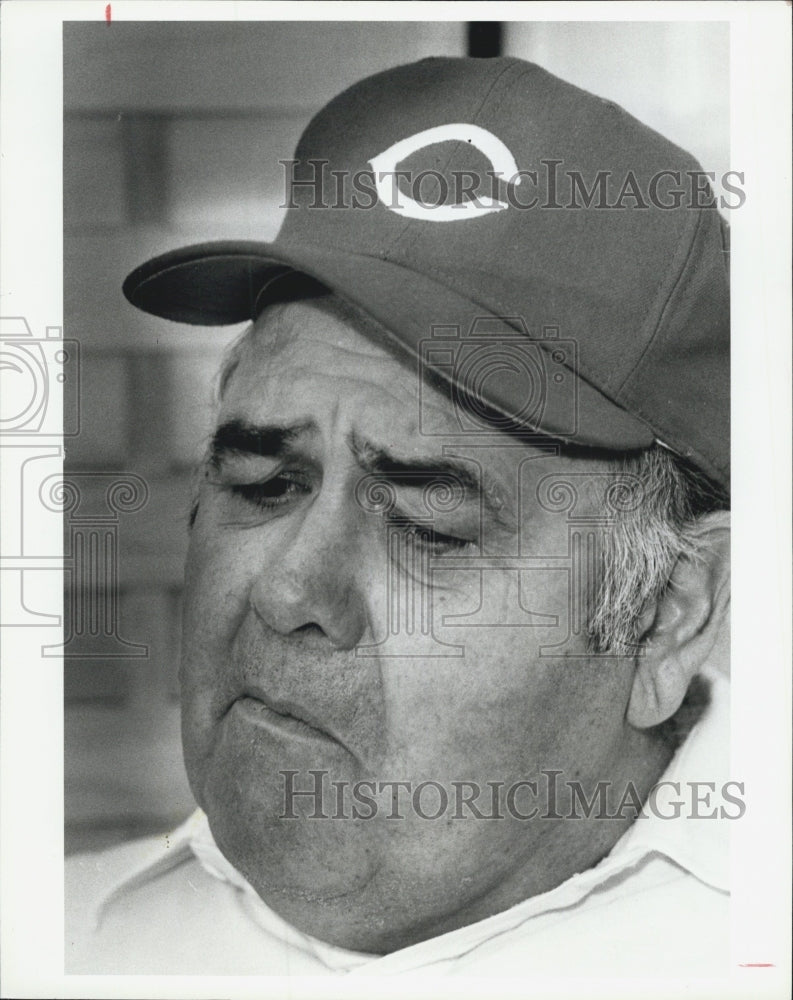 1983 Press Photo Jonathan Winters at press conference at Grandma&#39;s Gallery - Historic Images