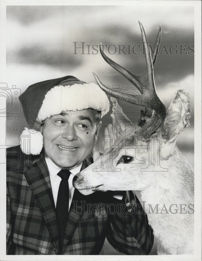 1967 Actor Comedian Johnathan Winters with a deer - Historic Images