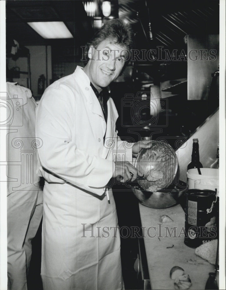 1988 Press Photo Don Yesso Frank's Place kitchen - Historic Images