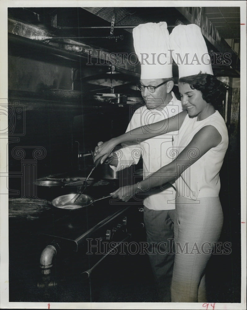 1983 Press Photo Theresa Mailhot in the kitchen of Barcelona Hotel, shows chef E - Historic Images