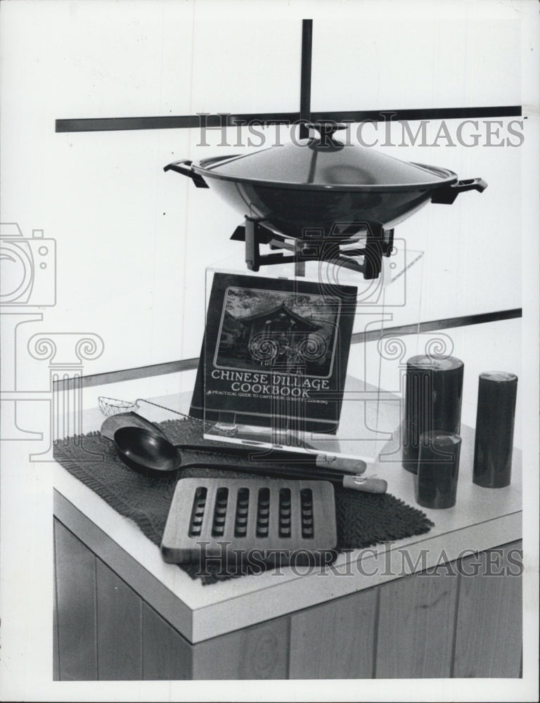 1979 Press Photo West Bend Wok Cookbook Trivet Spatula Skimmer Oriental Food - Historic Images