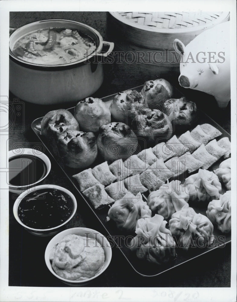 Press Photo Steamed meat filled dumplings and chinese bread with spiced-beef fil - Historic Images