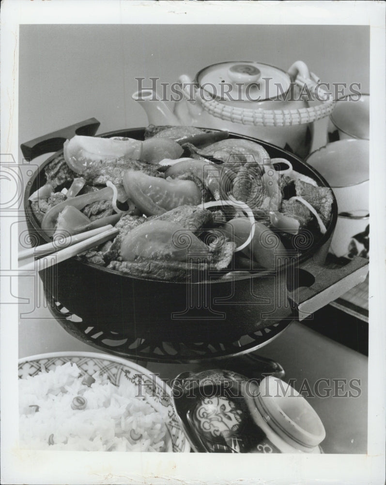 1976 Tomatoes and beef marinated in soy Sauce Chinese dish - Historic Images