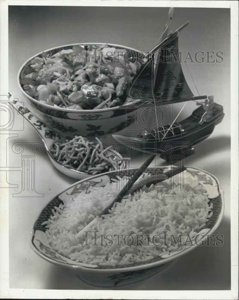 1975 Press Photo Shanghai chicken chow mein with rice Chinese Dinner - Historic Images