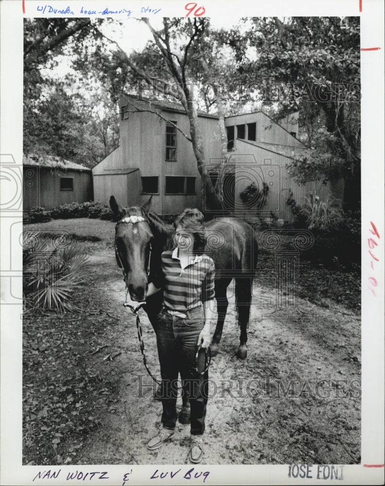 1983 Press Photo Nan Woitas and her show horse Luv Bug stand in the front yard o - Historic Images