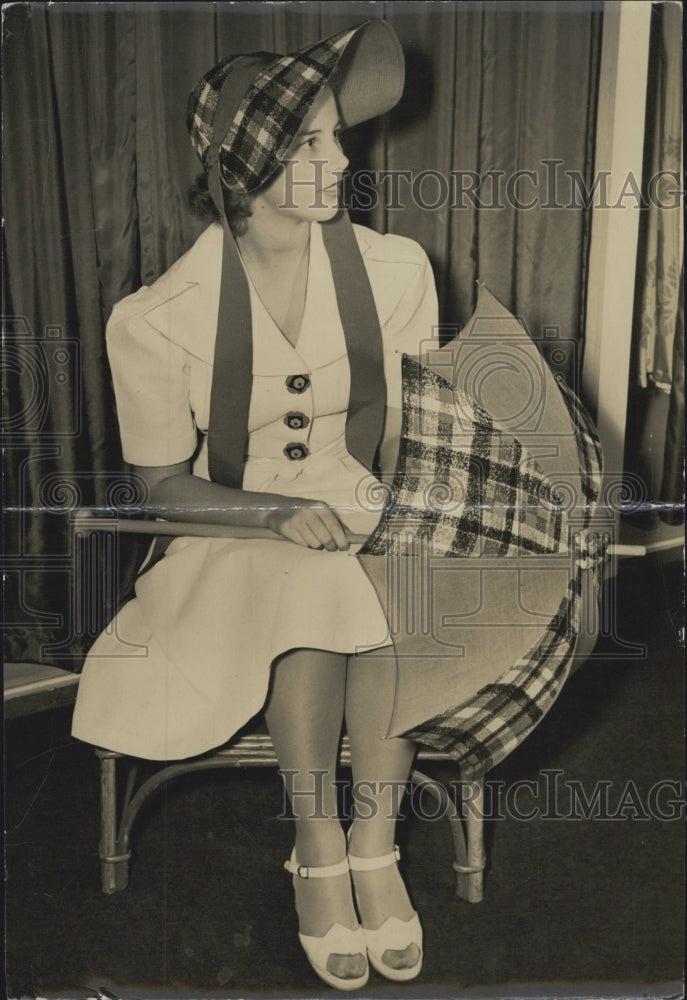 1941 Press Photo Mary Margaret Brooks with umbrella - Historic Images