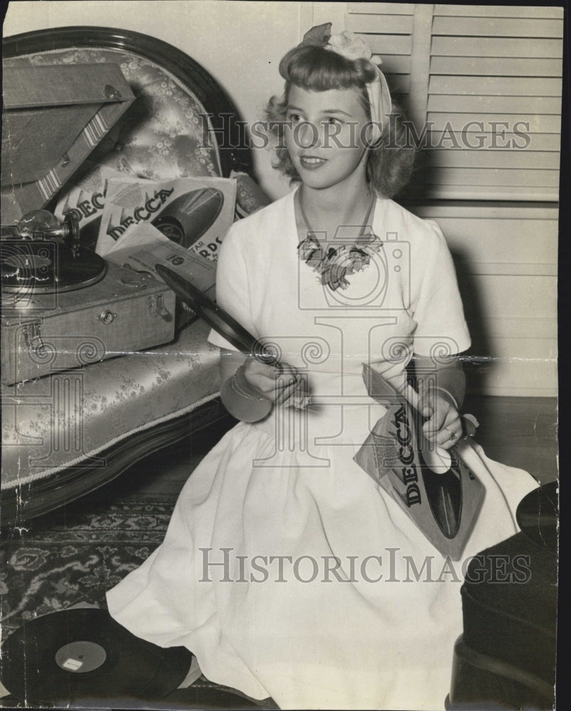 1942 Press Photo Mary Margaret brooks holding record album - Historic Images