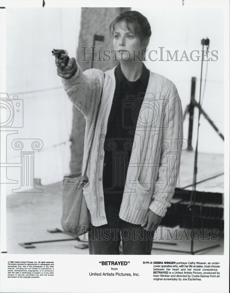 1988 Press Photo Actress Winger in Film Betrayed - Historic Images