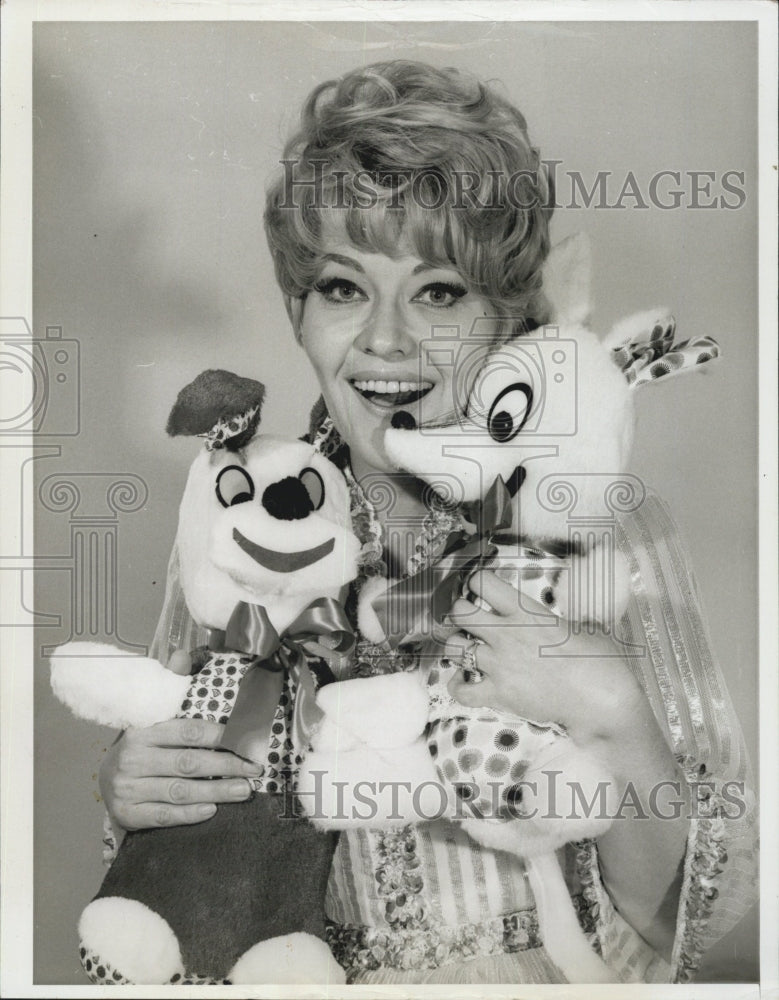 1968 PAtti Page Holding Stuffed Animals Also Known-The Singin Rage - Historic Images