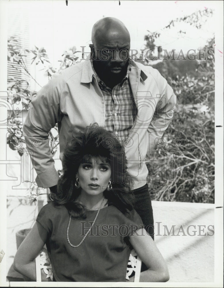 1986 Press Photo Musician Isaac Hayes &amp; Actress Stepfanie Kramer in Hunter - Historic Images