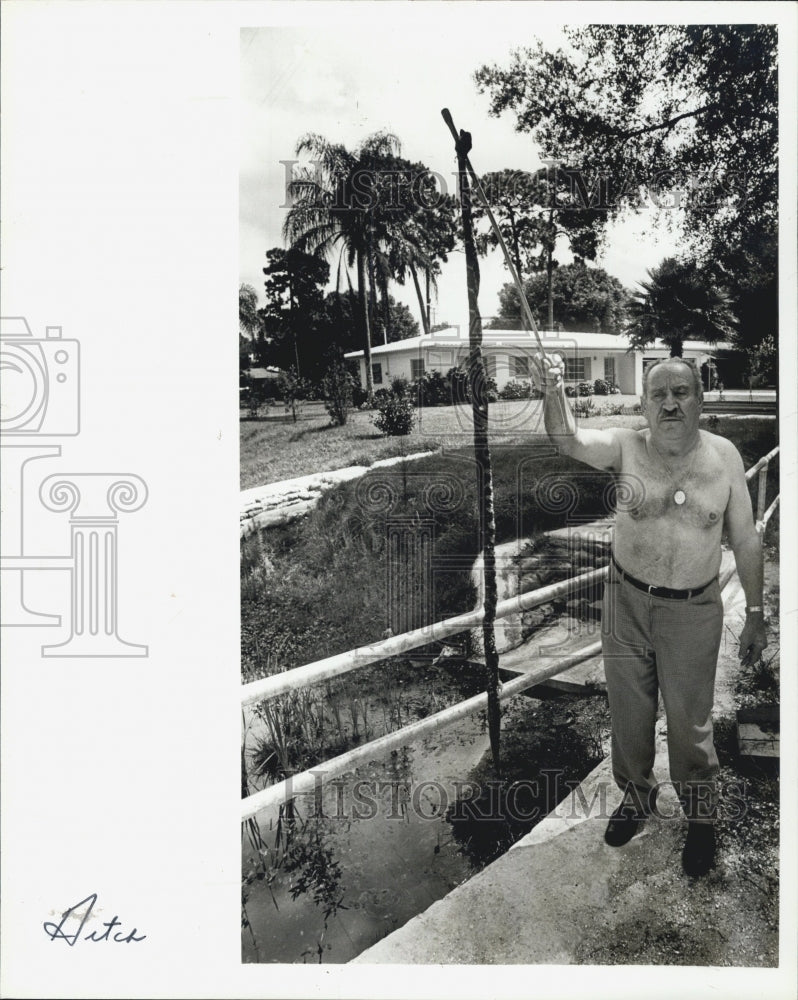 1980 Press Photo Charles Bartolo Upset With Ditch Adjacent To Houses - Historic Images