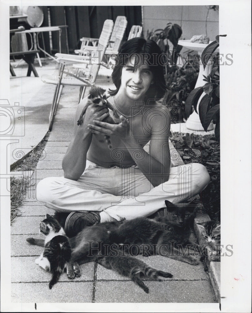 1981 Press Photo Troy Barrows With Cats And Raccoons - Historic Images