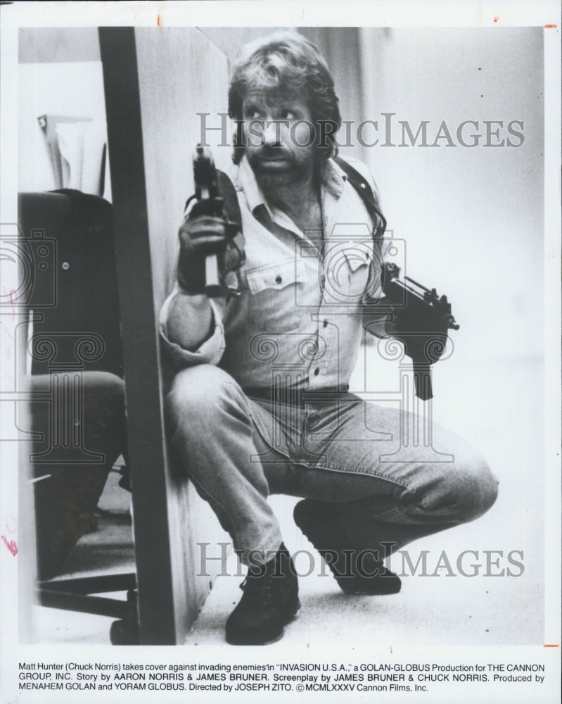 1985 Press Photo Chuck Norris As Matt Hunter In &quot;Invasion USA&quot; Screenplay Writtn - Historic Images