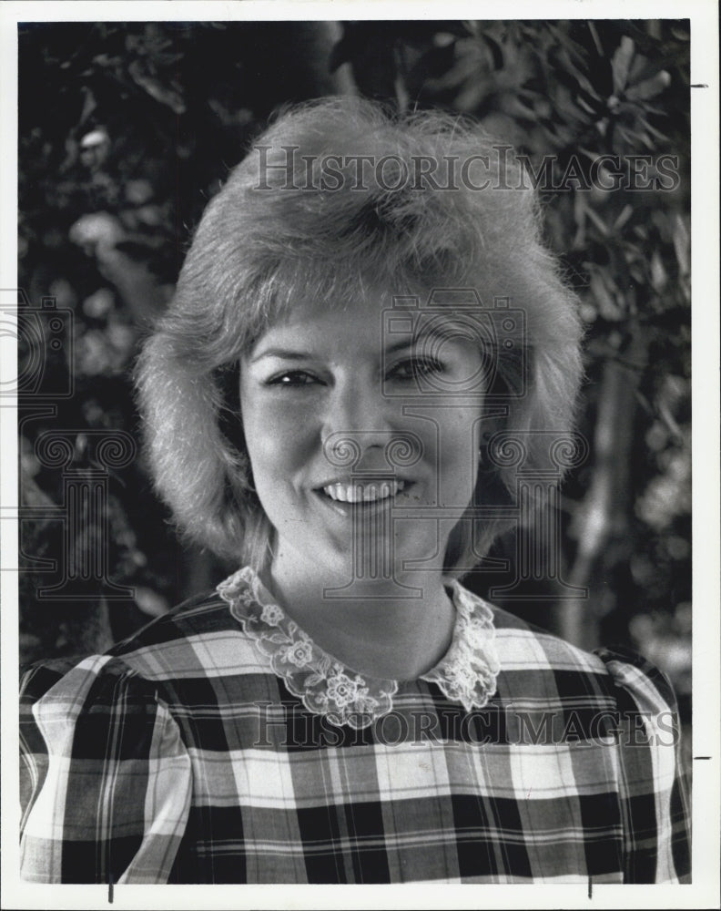 1988 Press Photo Author Angela Elwell Hunt &quot;If I Had Long Hair Long Hair Won&quot; - Historic Images