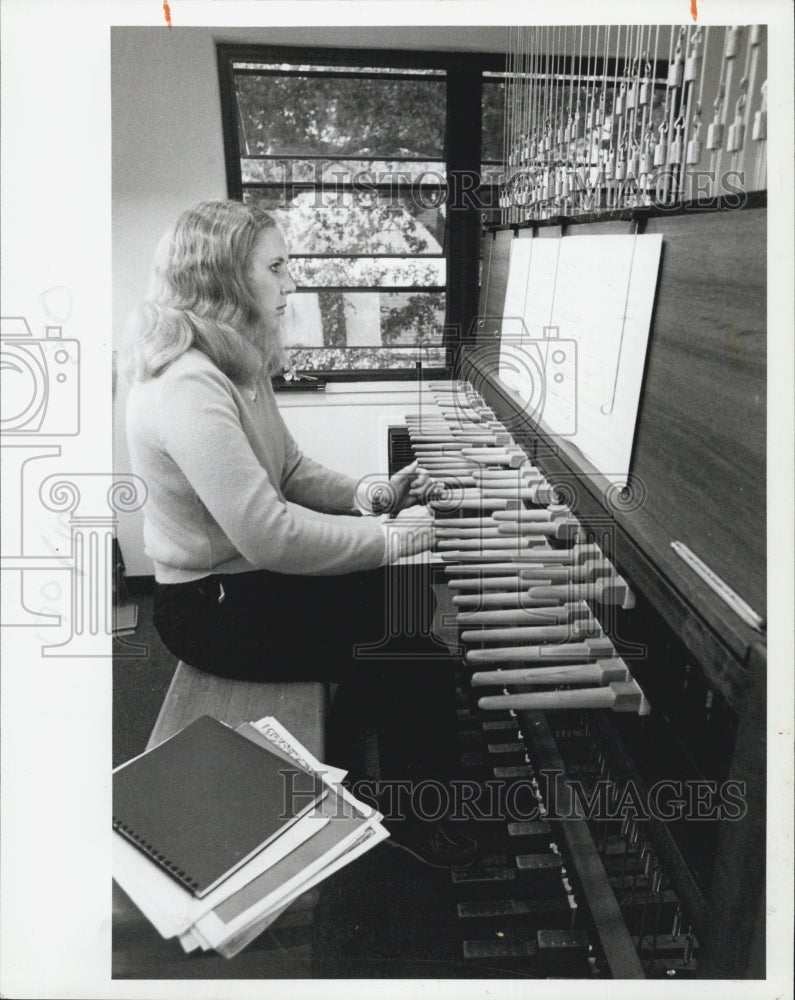 1983 Press Photo Musician Beth Hunt Plays The Carillon - Historic Images