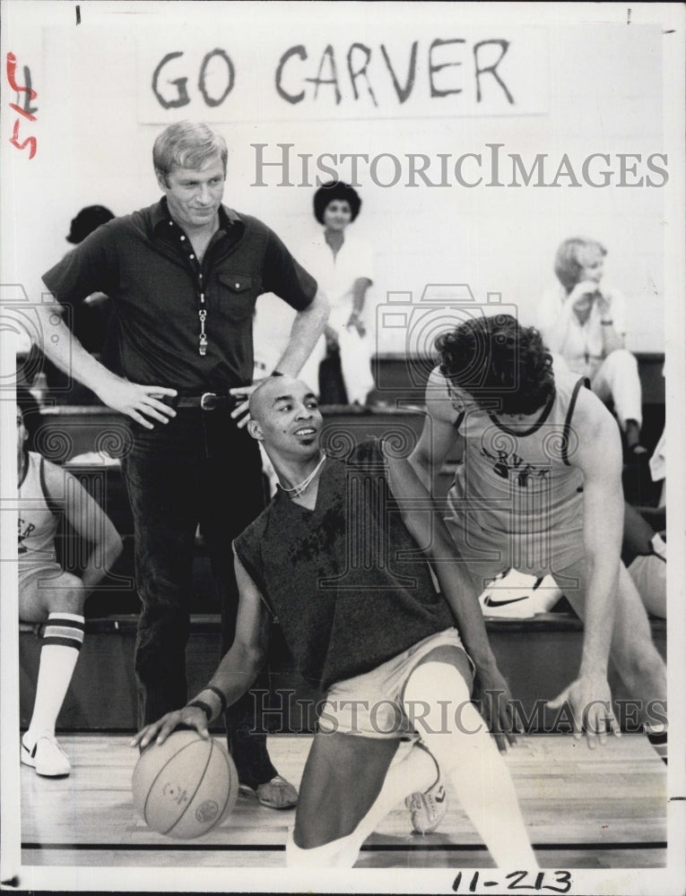 1980 Press Photo Ken Howard With Fred Curly Neal-The White Shadow On The Court - Historic Images