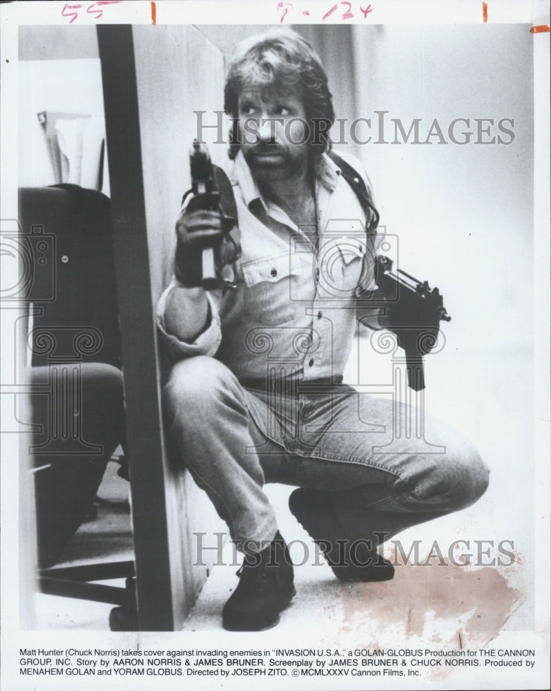 1986 Press Photo Actor Chuck Norris in Invasion - Historic Images