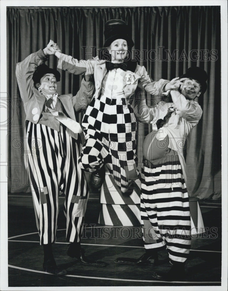 1971 Debbie Reynolds Show Actress Dancer Clown Act - Historic Images