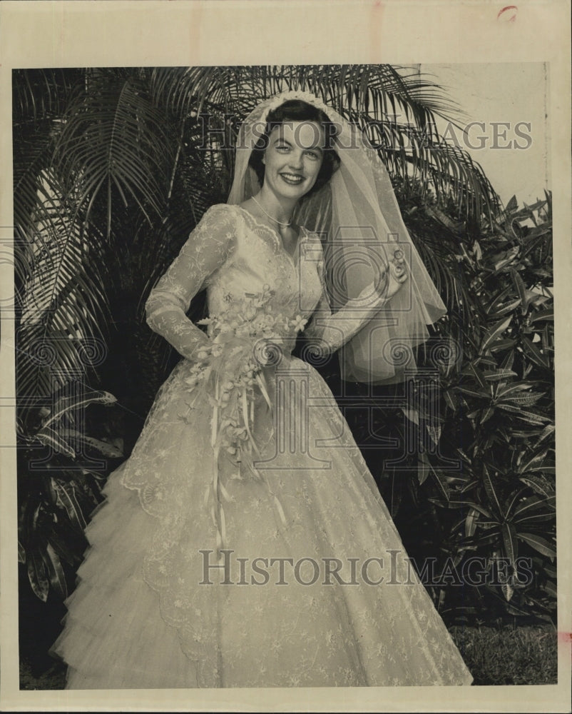 Press Photo Mrs. E. Gunner Moore, the former Judith Pulver. - Historic Images