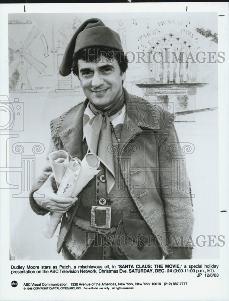 1988 Press Photo Dudley Moore in &quot;Santa Clause&quot; The Movie.&quot; - Historic Images