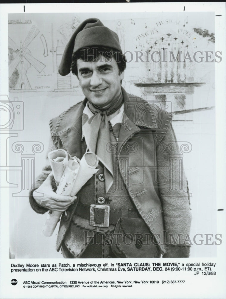 1988 Press Photo Dudley Moore in "Santa Clause" The Movie." - Historic Images