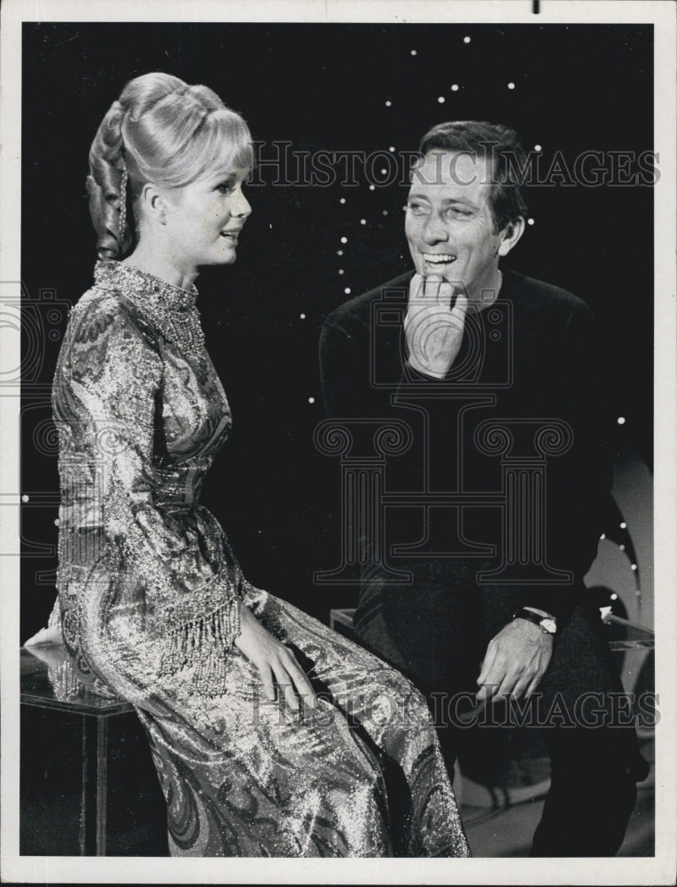 1971 Debbie Reynolds and Andy Williams "The  Andy Williams Show." - Historic Images