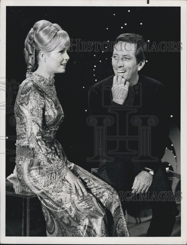1971 Debbie Reynolds and Andy Williams "The  Andy Williams Show." - Historic Images