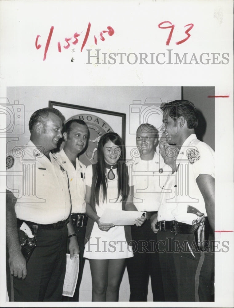 1972 Press Photo of reward to Longboat Key city employees after Hurricane Agnes - Historic Images