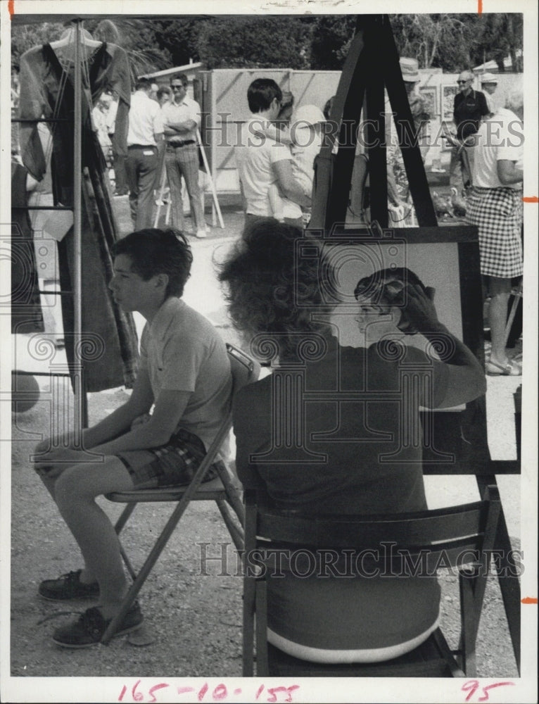 1973 Press Photo of John Shakel having his portrait sketched at festival - Historic Images