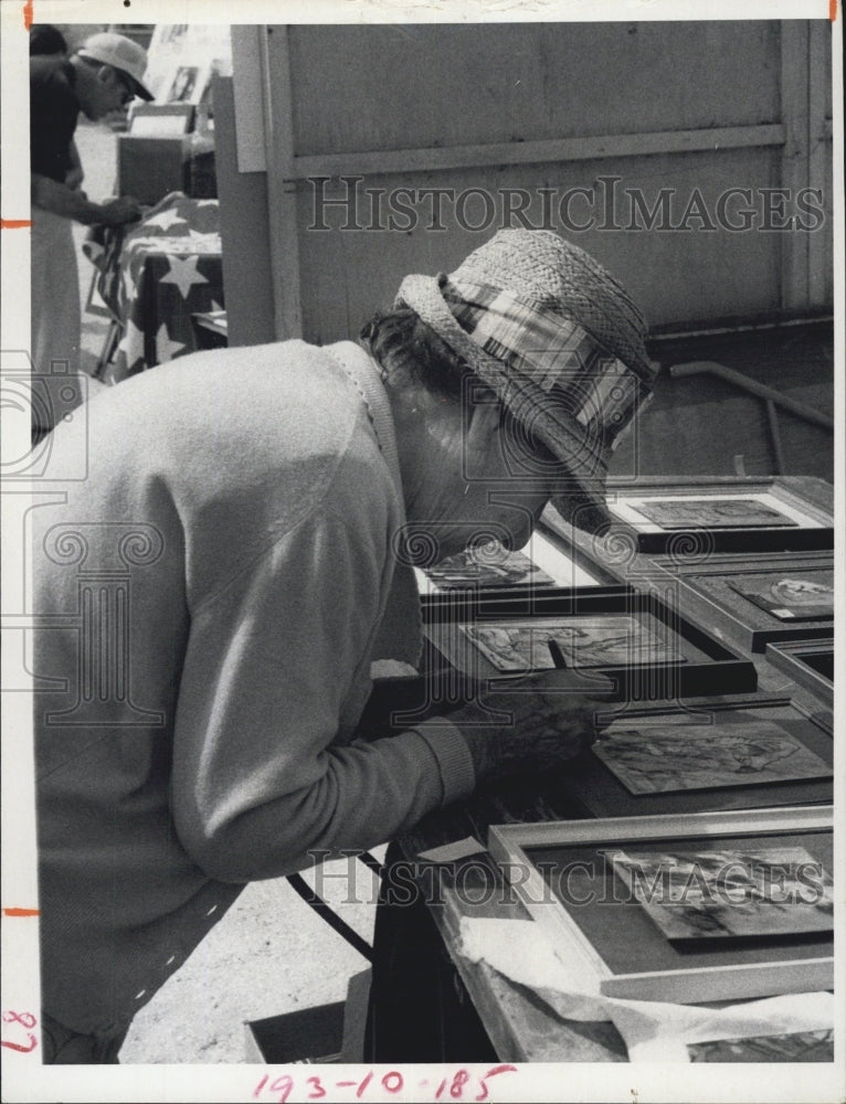 1973 a fair goer inspecting some of the smaller exhibits - Historic Images