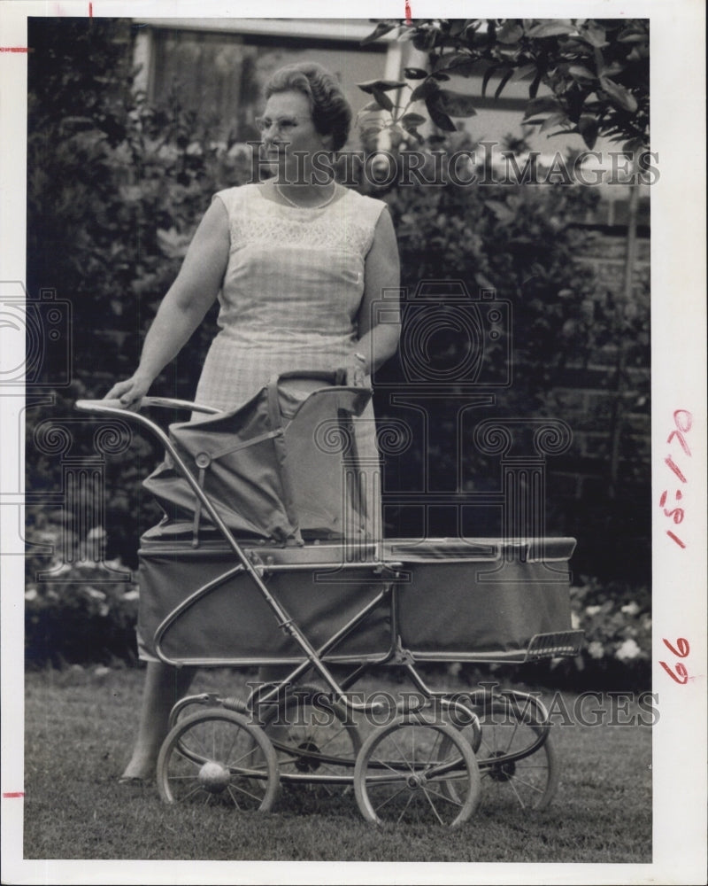 1967 Press Photo Mrs. Ouida Houghton and her new adopted baby - Historic Images