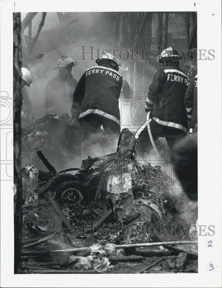 1989 Press Photo Firefighters sift through rubble after Jacob Horton's plane - Historic Images