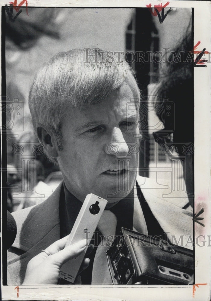 1974 State Senate President Mallory Horne asked questions by newsman - Historic Images