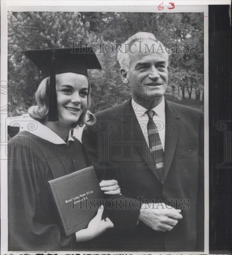 1964 Press Photo The Vote-Seekers Goldwater With Daughter Margaret - Historic Images