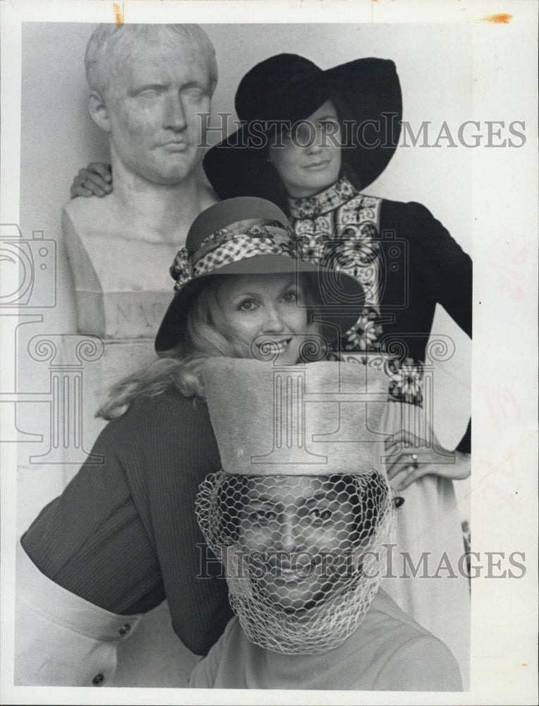 1971 Press Photo Models Showing Designer Hats By Antonio Canova, Betmar - Historic Images