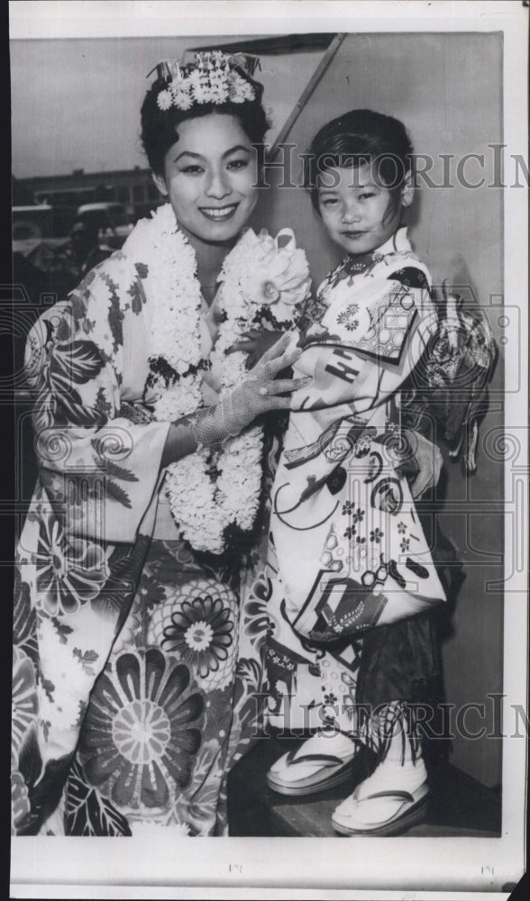 1959 Miss Japan Akiko Kojima And Five Year Old Linda Watamura - Historic Images