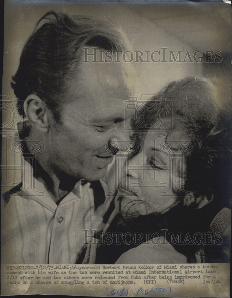 1975 Herbert Bruno Kolker Wife Reunited Miami Airport Released Cuba - Historic Images
