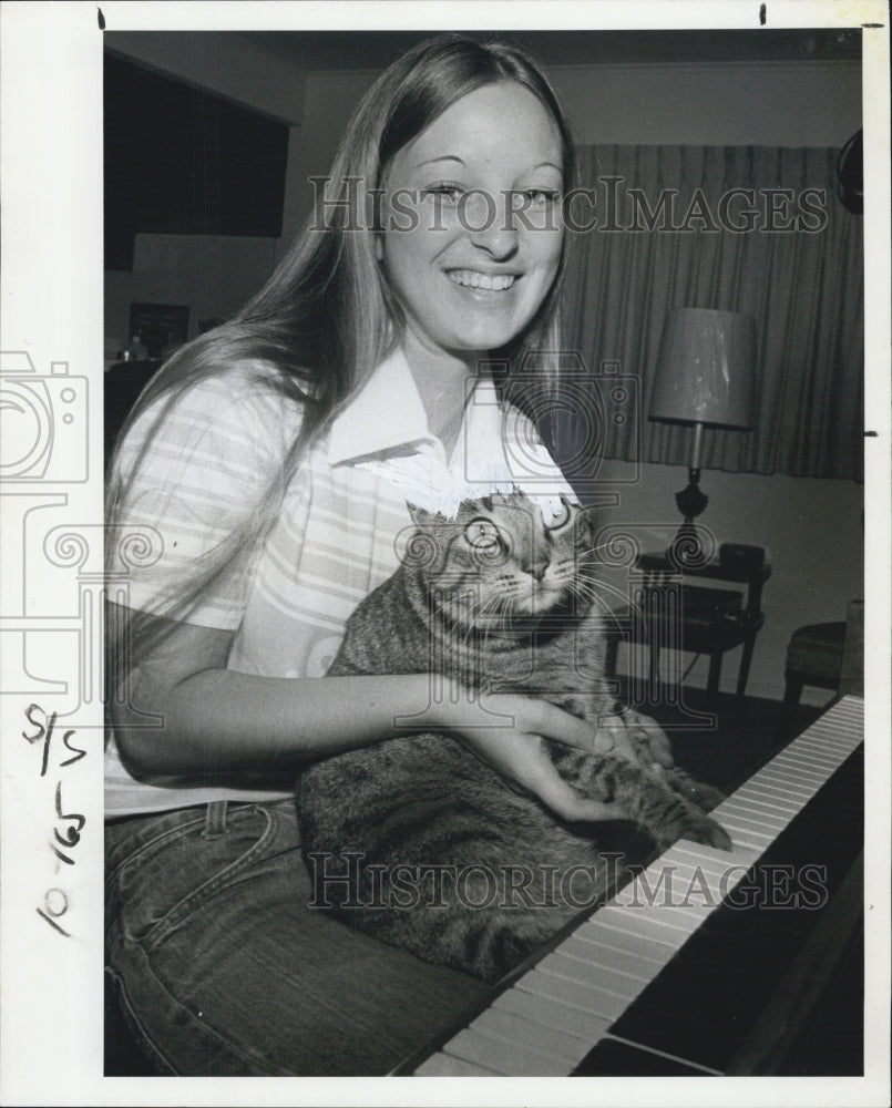 1977 Theresa Kevin Plays The Piano With Her Cat &quot;Lady&quot; - Historic Images