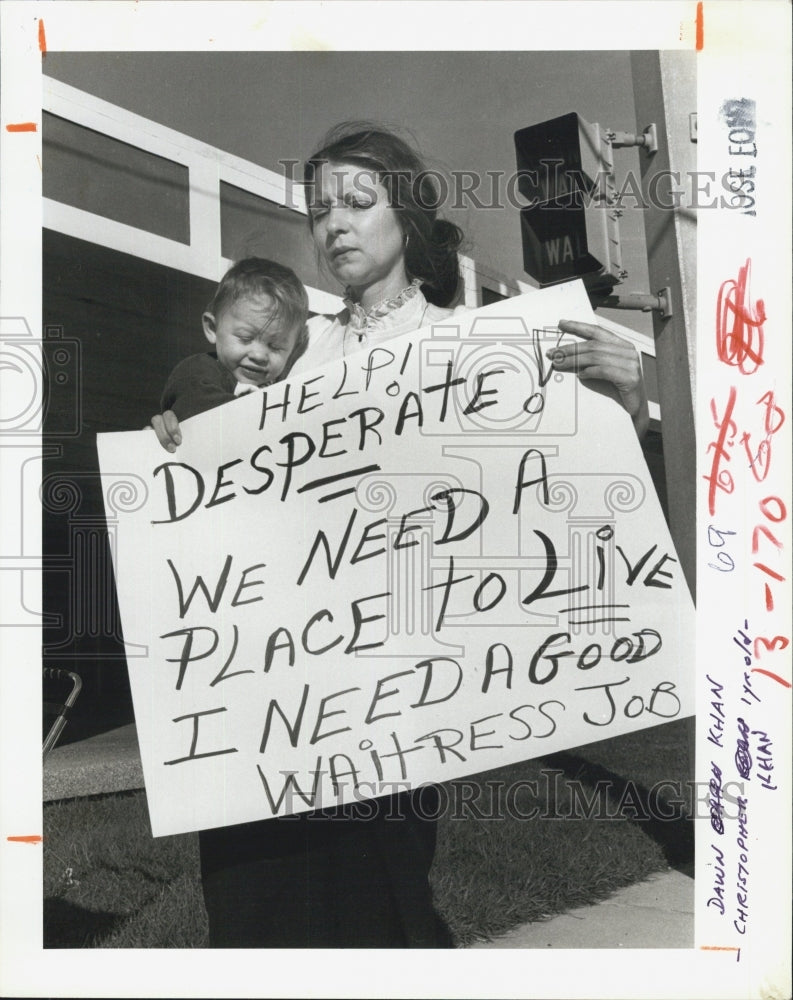 1983 Press Photo Mother With Son And Sign For Job And Home IN Clearwater FL - Historic Images