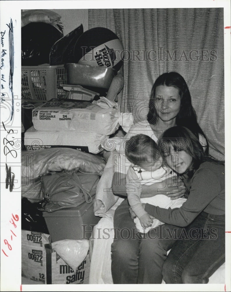 1983 Press Photo Dawn Khan, Son And Daughter Living In Hotel-Clearwater FL - Historic Images