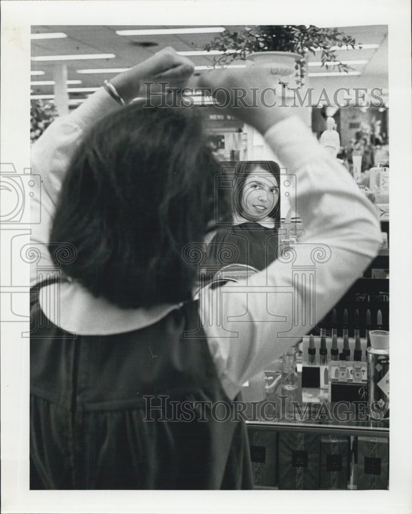 1964 Nelly Kettner At Cosmetics Counter - Historic Images