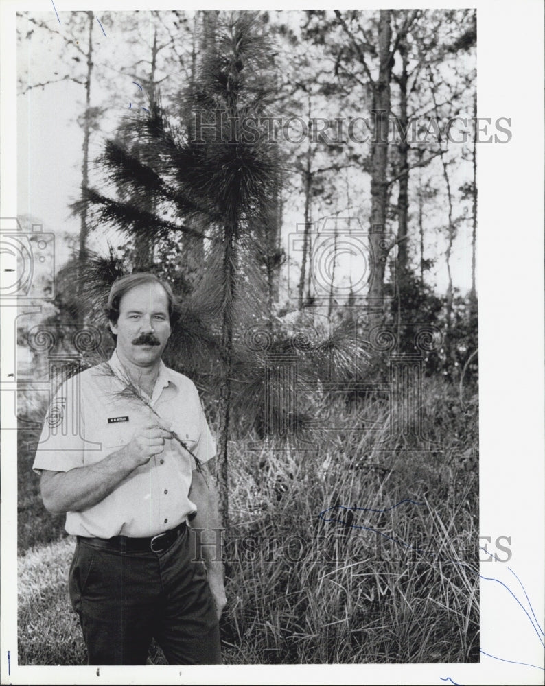 1987 Press Photo Michael Kettles/Pinellas County Urban Forester/Tree Planting - Historic Images