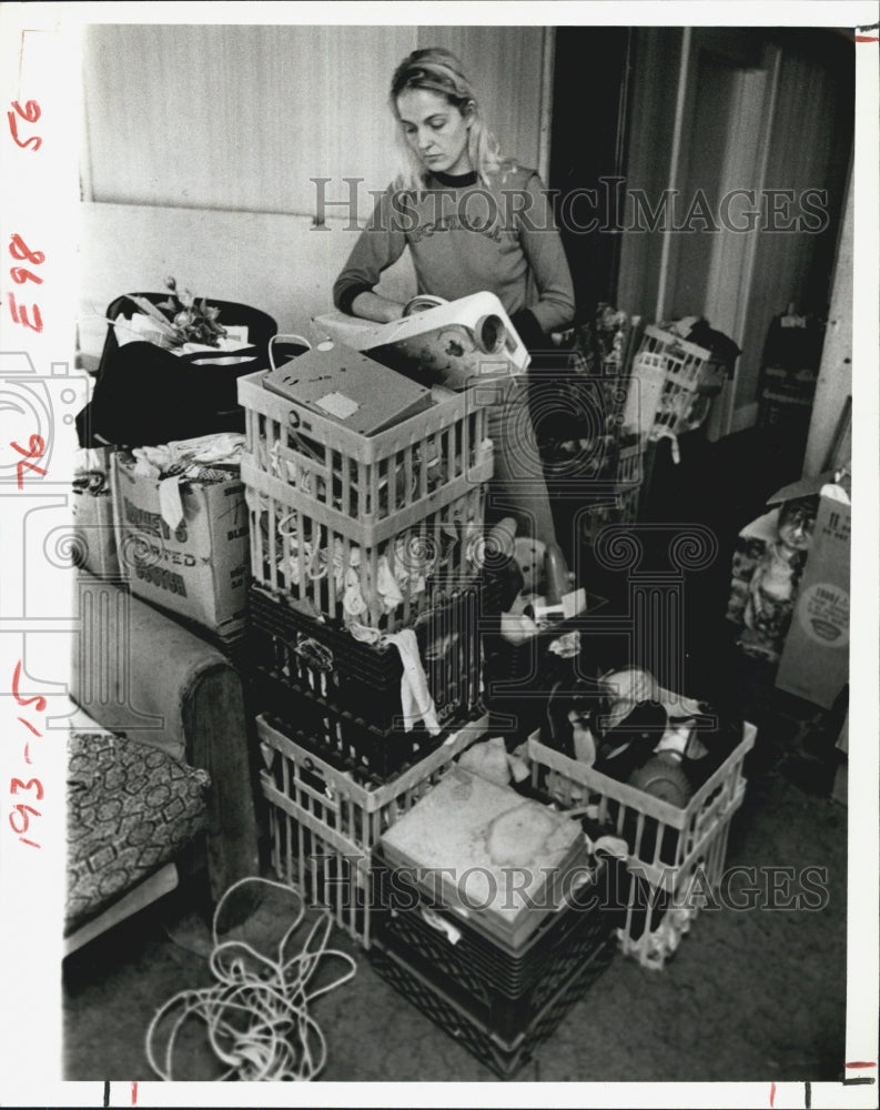 1981 Press Photo Nan King packs crates moving evicted rented house - Historic Images