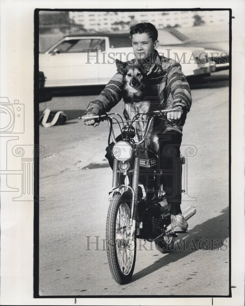 1980 Press Photo Rick Bartlett with his canine, Marcellus, riding a motorcycle - Historic Images
